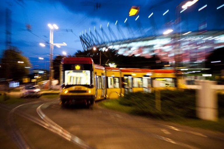 zdjęcie tramwaju na tle Stadionu Narodowego