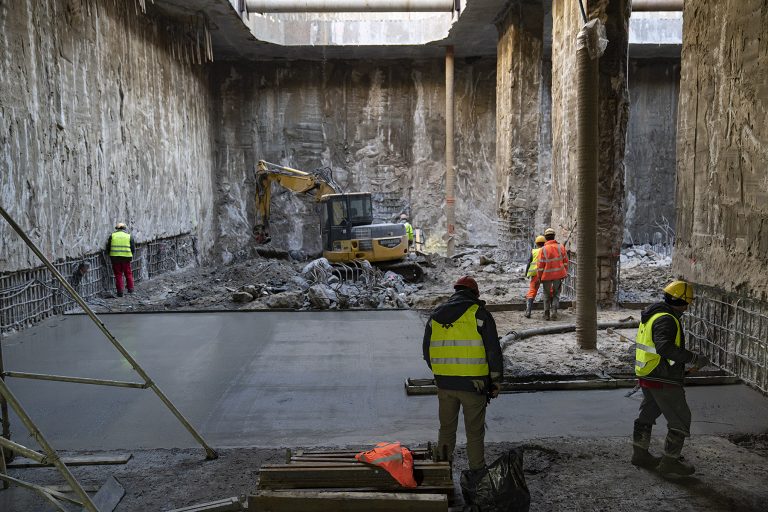 zdjęcie: Trwa wylewanie betonu na poziomie płyty dennej przyszłej stacji Bródno