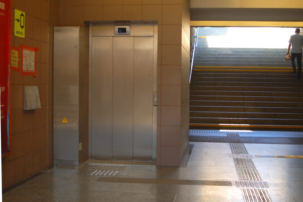 zdjęcie windy na stacji metra Racławicka - wejście podziemne