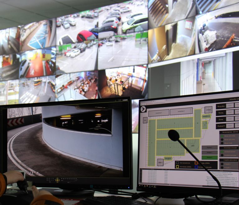 Centrum Zarządzania Parkingami - widoczne monitory komputerów i ściana wizyjna