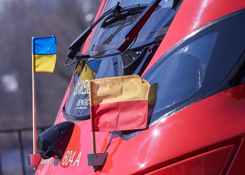 zdjęcie pociągu SKM Impuls 2 z flagami 