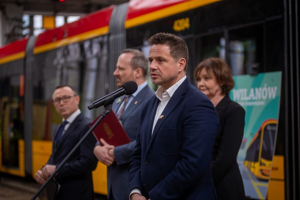 zdjęcie prezydenta Rafałan Trzaskowskiego z konferencji prasowej dot. podpisania umowy budowy tramwaju do Wilanowa