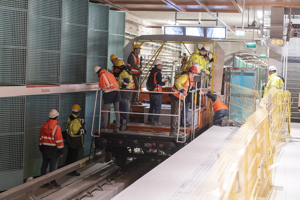 zdjęcie z przejazdu skrajnika tunelami budowanego metra na Bemowie