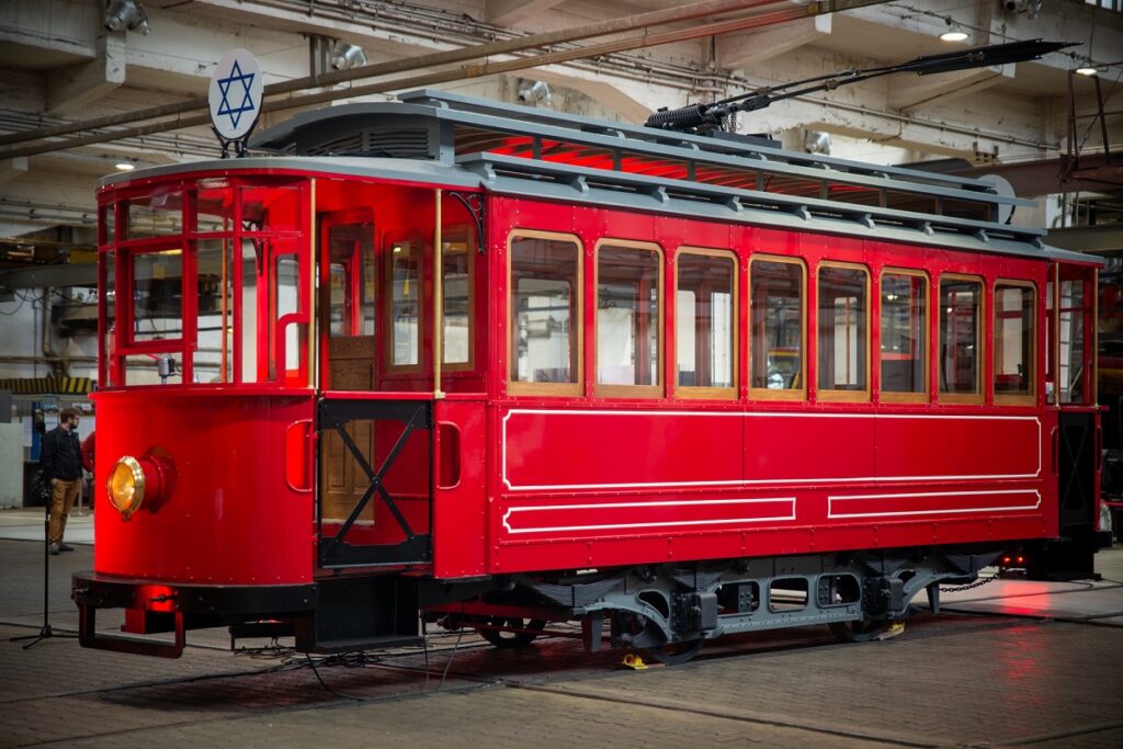 remontowany czerwony tramwaj typu A