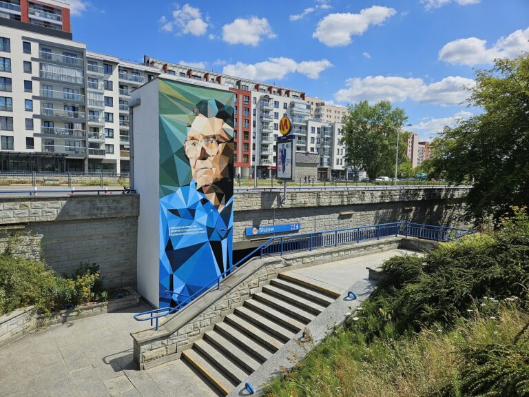 Mural Zdzisława Beksińskiego na windzie przy wejściu na stację metra Służew