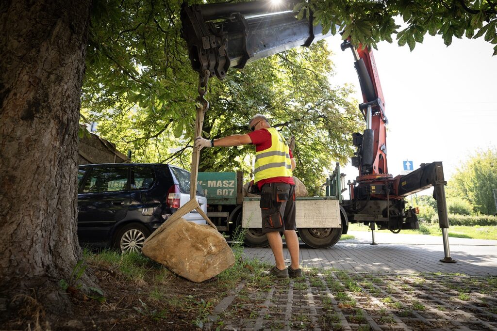 Robotnik układający głaz