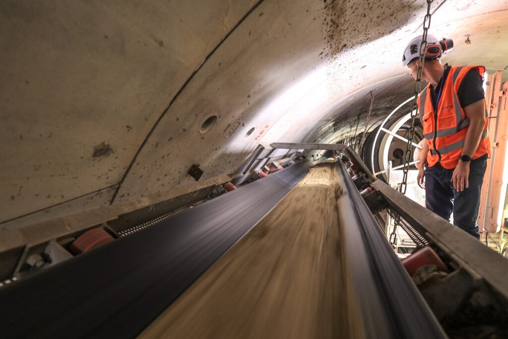 Tarcza Anna drążąca tunel metra