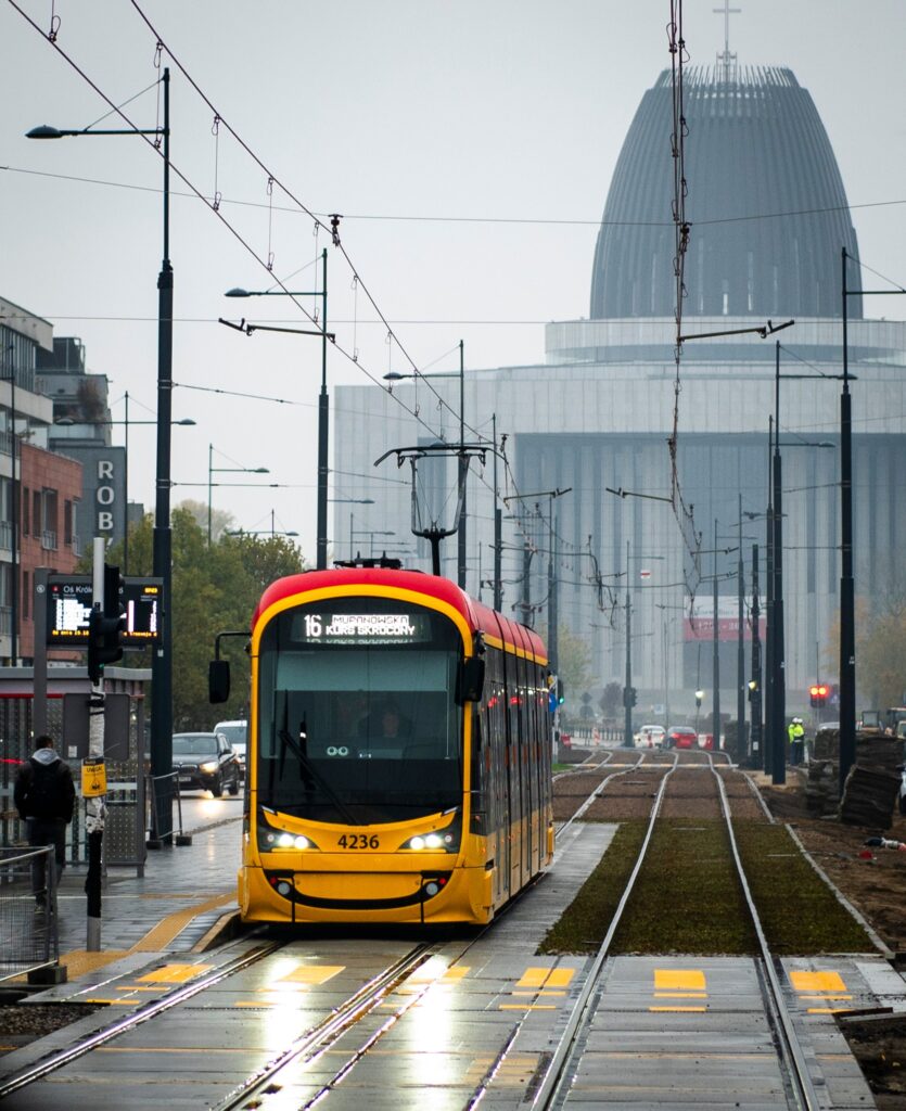 Tramwaj do Wilanowa na tle Świątyni Opatrzności