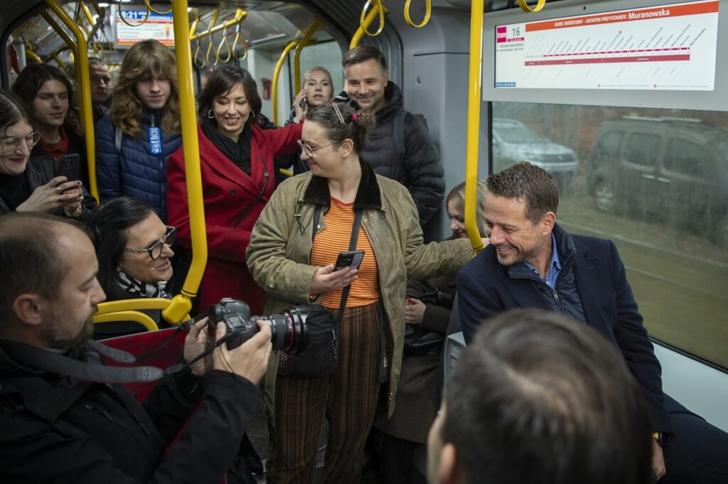 Prezydent Rafał Trzaskowski rozmawia z ludźmi w tramwaju