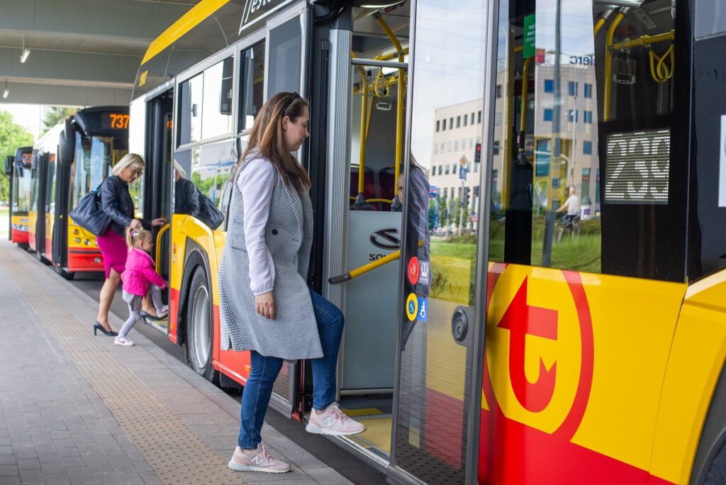 pasażerka wsiada do autobusu