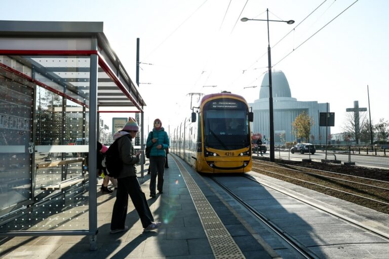 tramwaj linii 16 w Miasteczku Wilanów