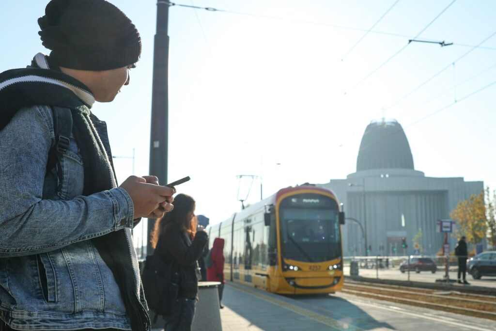 pasażerowie czekajacy na tramwaj