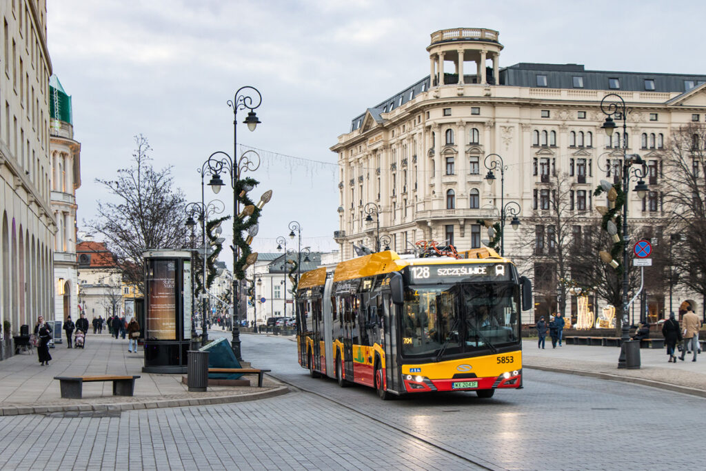 Autobus elektryczny na linii 128